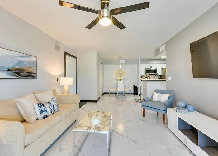 Modern Destin Condo Walk To Golf Course And Beach!
