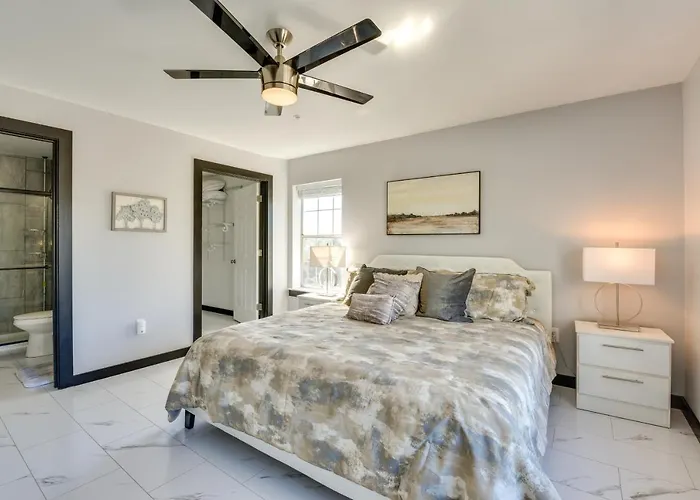 Modern Destin Condo Walk To Golf Course And Beach!